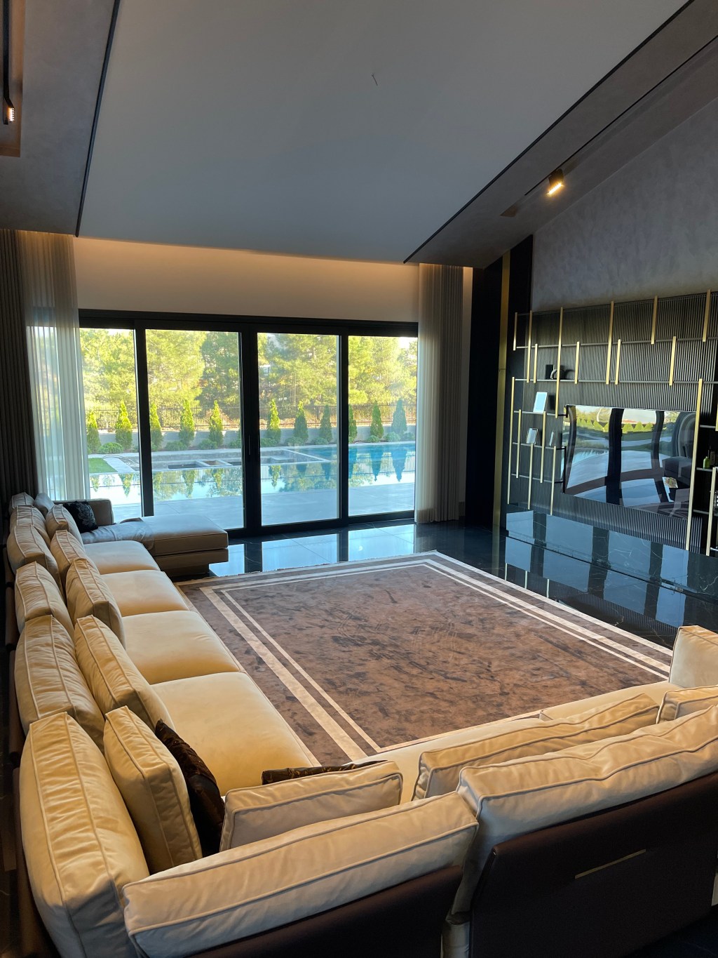 Çerçeve Desenli Tezgah&nbsp;Halısı